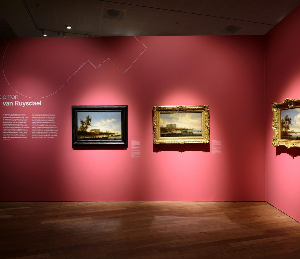 Onze Ruysdael links in de tentoonstelling 'Ruysdael en Saenredam in Alkmaar' uit 2018