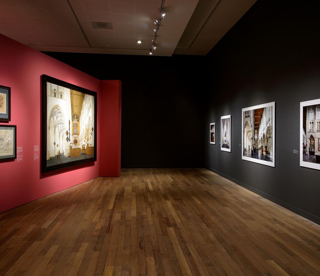 Schilderijen en fotografie; rechts foto's Karin van Borghouts