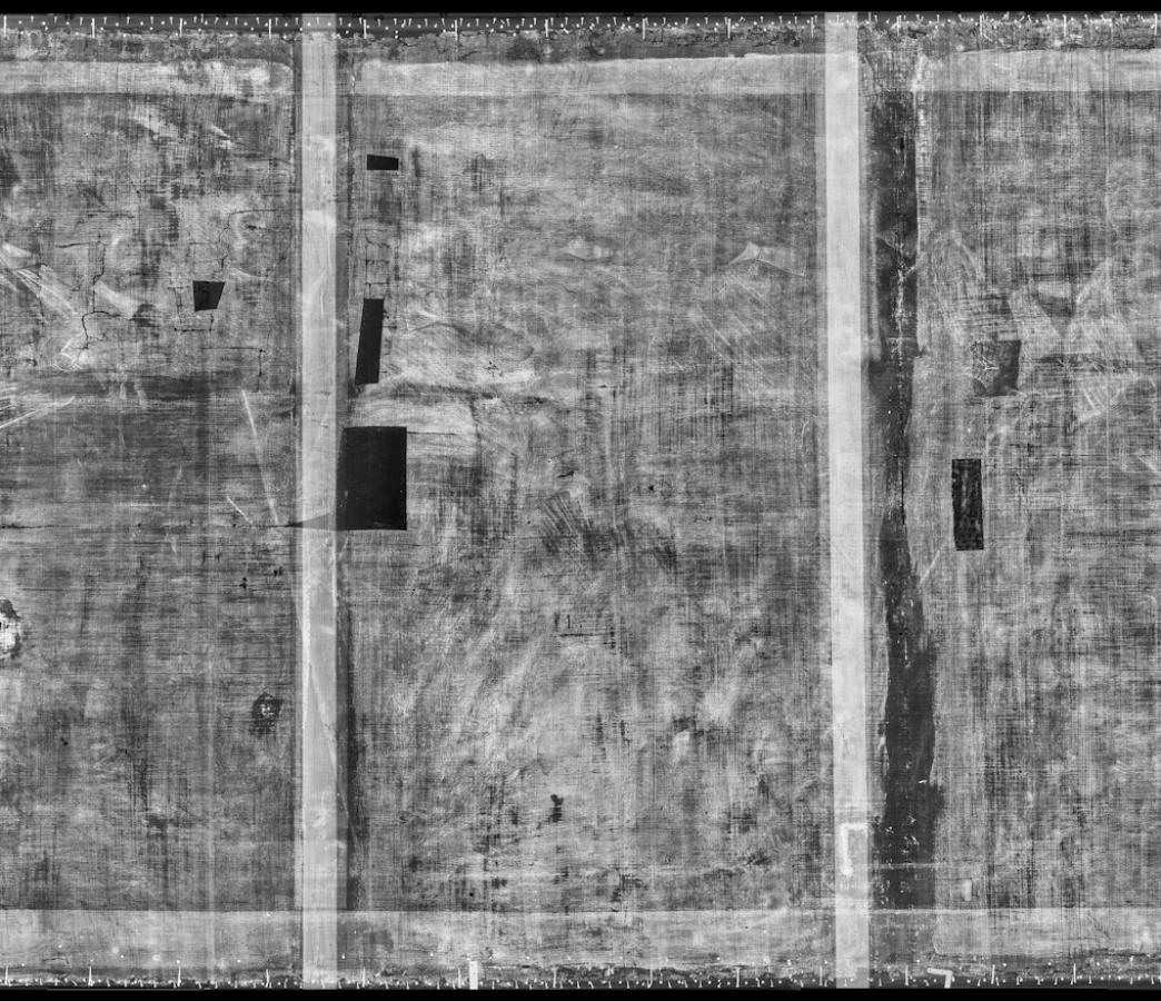 Röntgenfoto van het schuttersstuk. Hierop is duidelijk te zien dat er een aantal 'vlakjes' uit het oorspronkelijke doek zijn gesneden en 'opgevuld' met nieuw doek. Deze tekenen zich zwart af.
